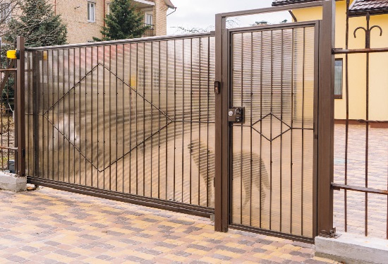 Купить ворота из профлиста с элементами ковки, с металлическими столбами в рамке или под дерево в Светлограде от 152340 руб